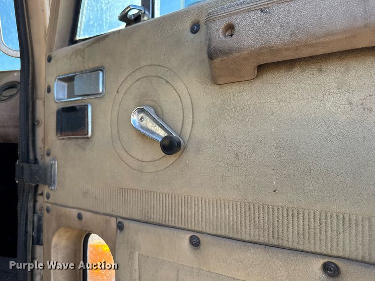 image for item DX3903 1982 International COF 9670 semi truck