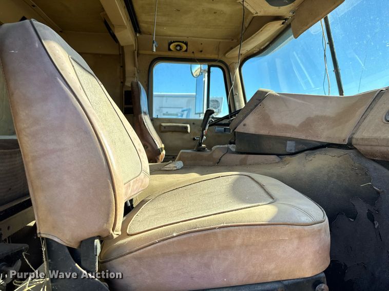 image for item DX3903 1982 International COF 9670 semi truck