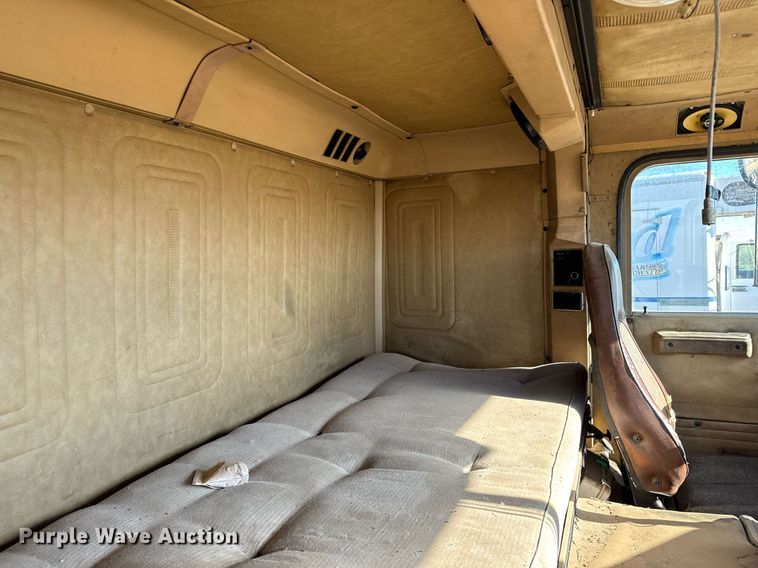 image for item DX3903 1982 International COF 9670 semi truck