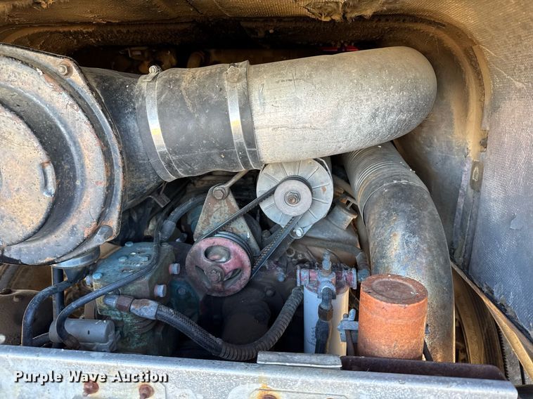 image for item DX3903 1982 International COF 9670 semi truck