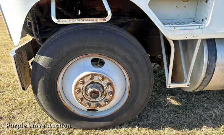 image for item DX3903 1982 International COF 9670 semi truck