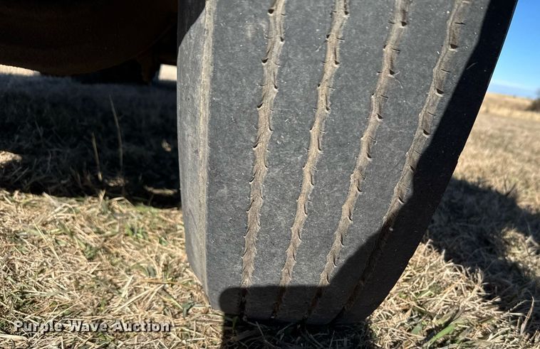 image for item DX3903 1982 International COF 9670 semi truck