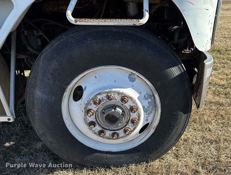 image for item DX3903 1982 International COF 9670 semi truck