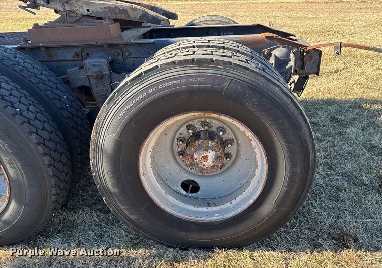 image for item DX3903 1982 International COF 9670 semi truck