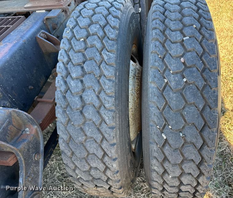 image for item DX3903 1982 International COF 9670 semi truck