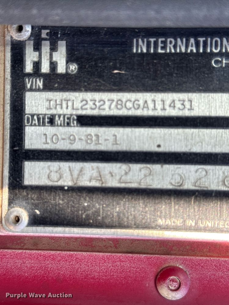 image for item DX3903 1982 International COF 9670 semi truck