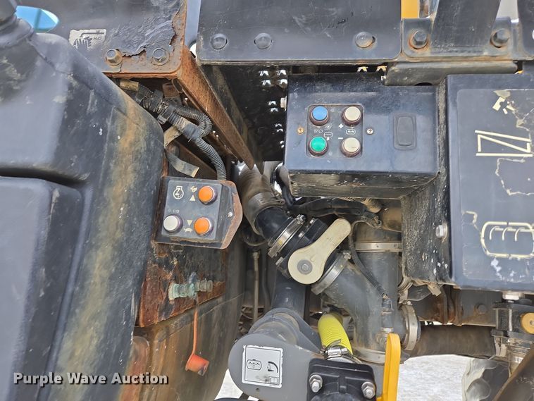 image for item EE7949 2015 Agco Rogator RG1100B sprayer