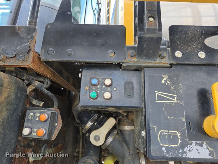 image for item EE7949 2015 Agco Rogator RG1100B sprayer