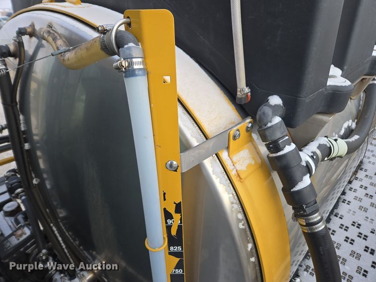 image for item EE7949 2015 Agco Rogator RG1100B sprayer