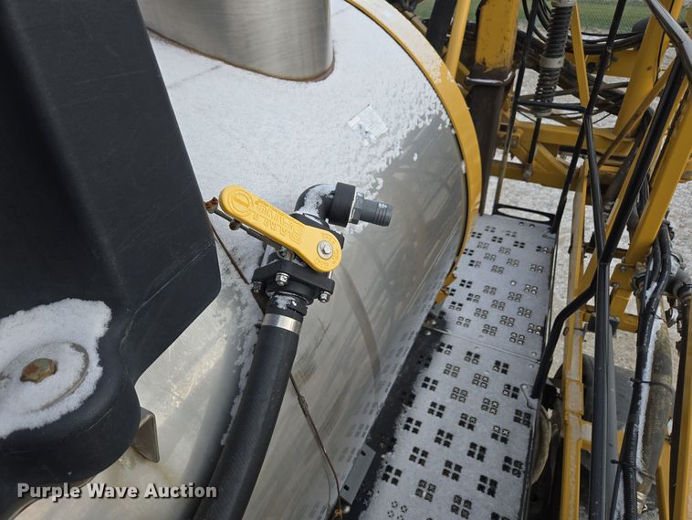 image for item EE7949 2015 Agco Rogator RG1100B sprayer