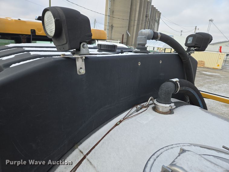 image for item EE7949 2015 Agco Rogator RG1100B sprayer