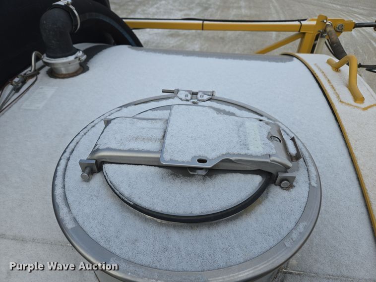 image for item EE7949 2015 Agco Rogator RG1100B sprayer