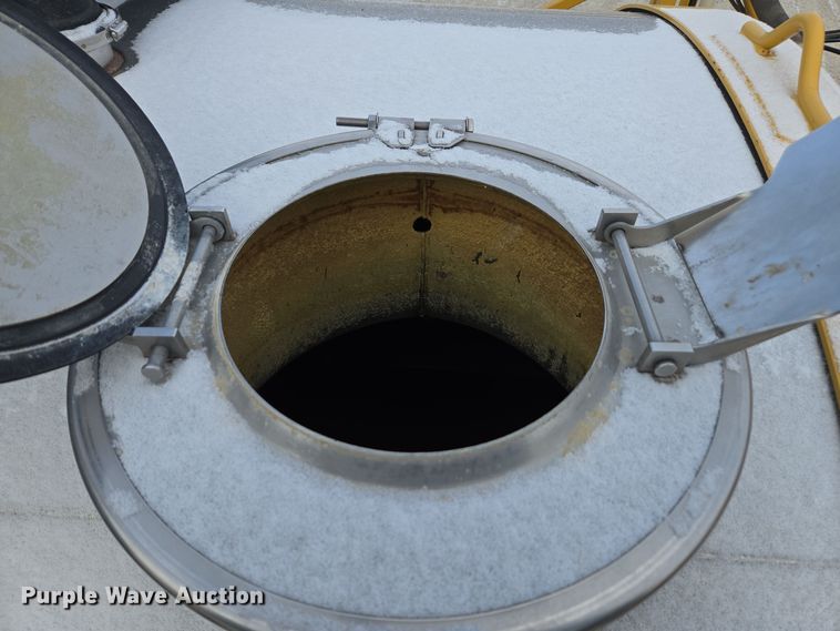 image for item EE7949 2015 Agco Rogator RG1100B sprayer