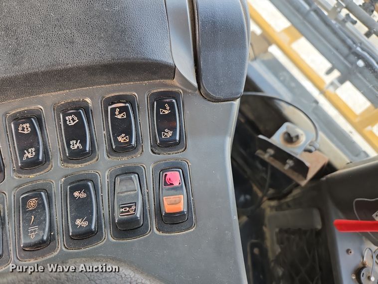 image for item EE7949 2015 Agco Rogator RG1100B sprayer