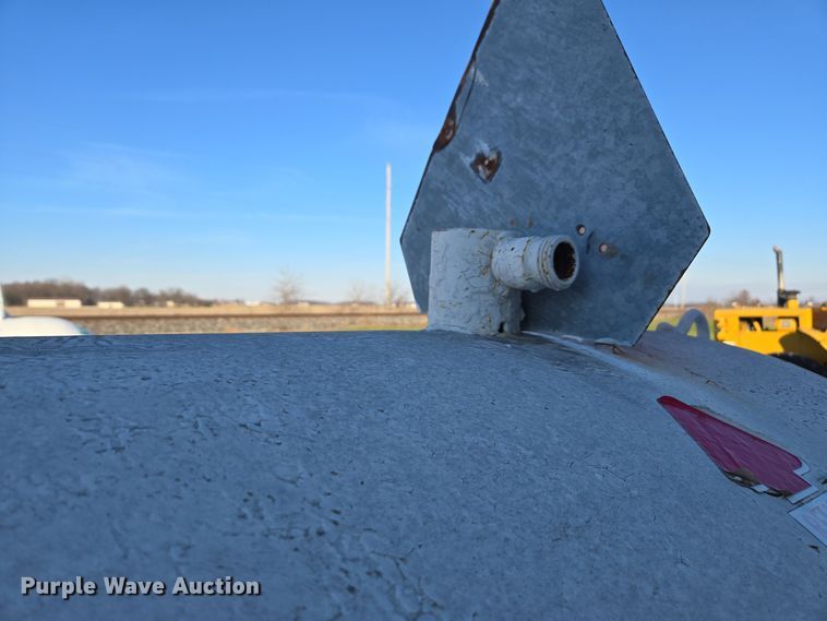 image for item EE7958 Vistron NH3 tank trailer