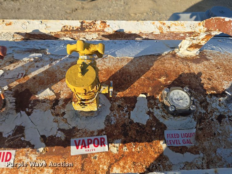 image for item EE7959 NH3 tank trailer