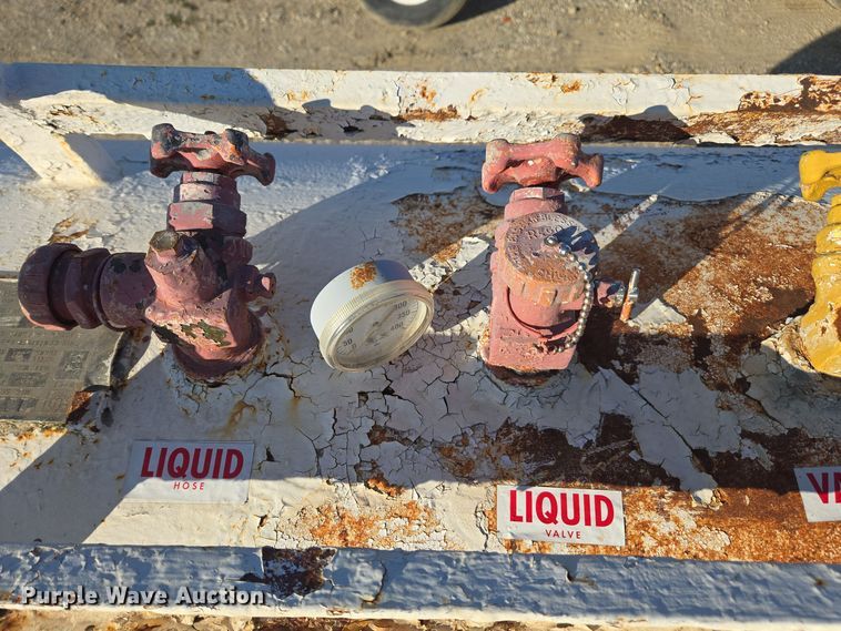 image for item EE7959 NH3 tank trailer