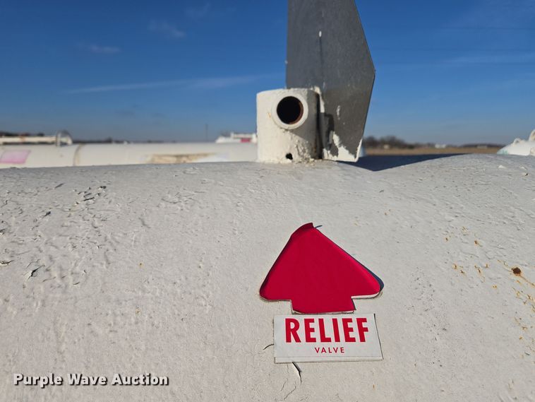 image for item EE7959 NH3 tank trailer