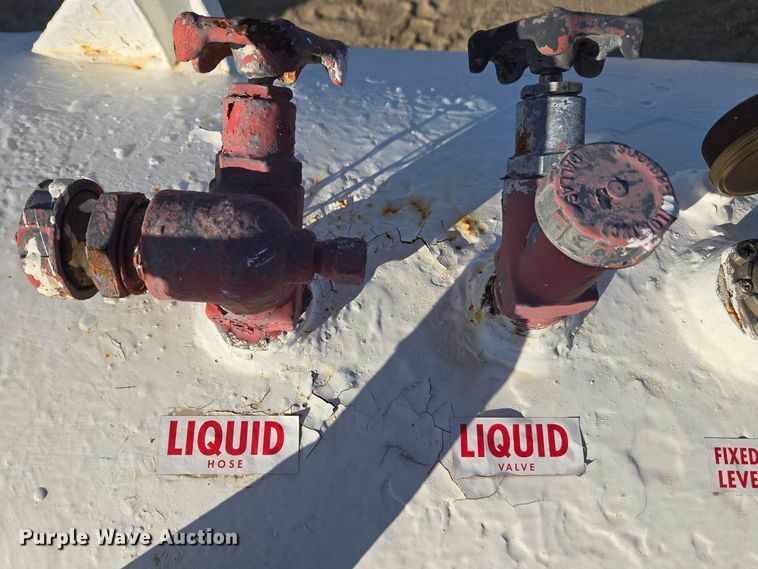 image for item EE7960 NH3 tank trailer