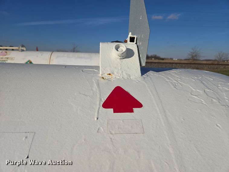 image for item EE7960 NH3 tank trailer