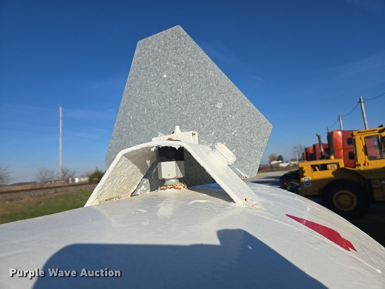 image for item EE7960 NH3 tank trailer