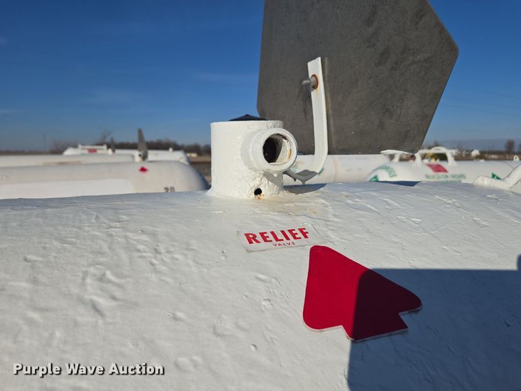 image for item EE7961 NH3 tank trailer