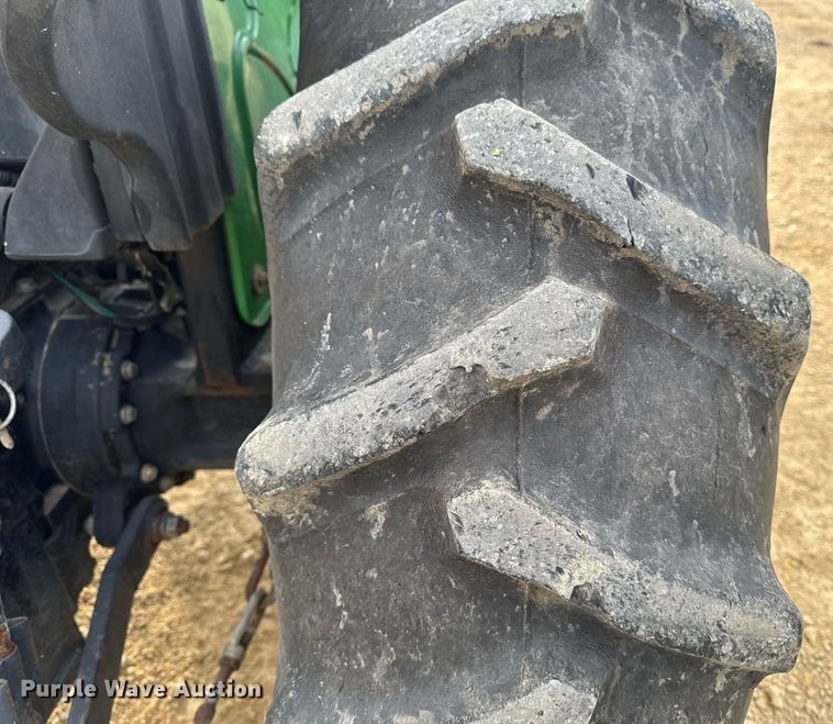 image for item EG7019 2003 John Deere 5105 tractor