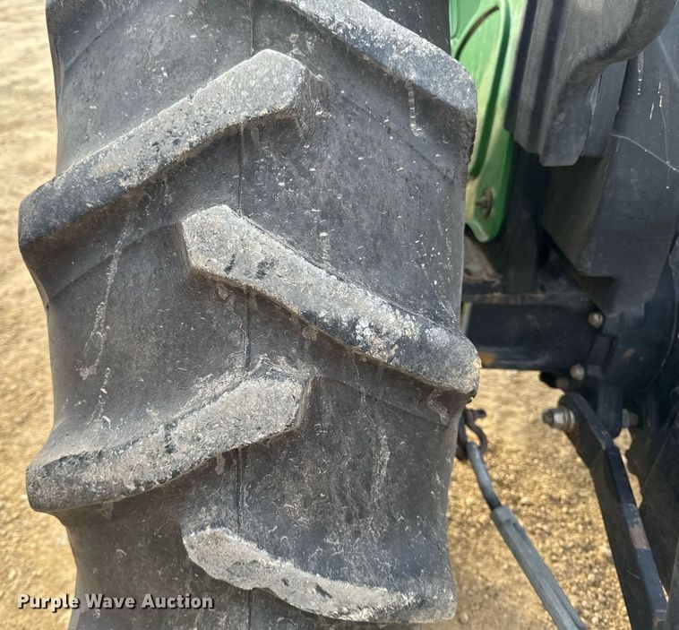 image for item EG7019 2003 John Deere 5105 tractor