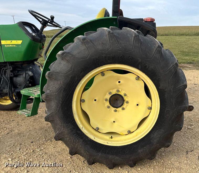 image for item EG7019 2003 John Deere 5105 tractor