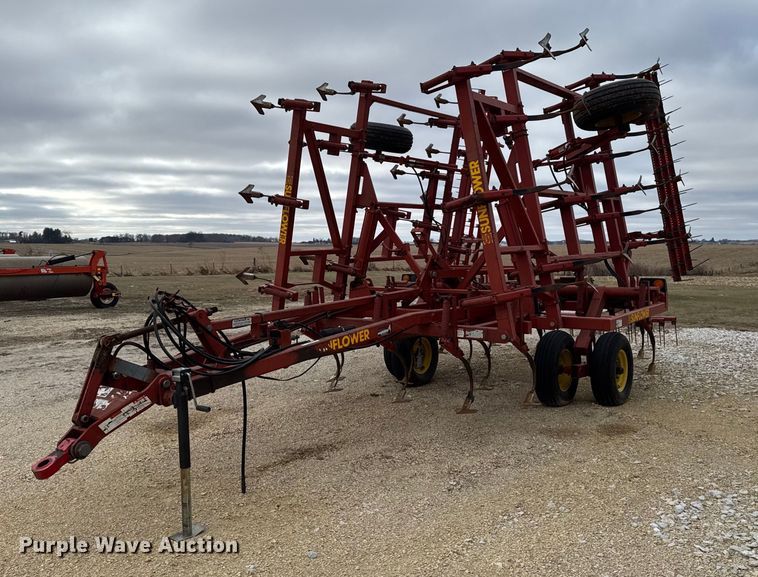 image for item EG7066 Sunflower 5033-24 field cultivator