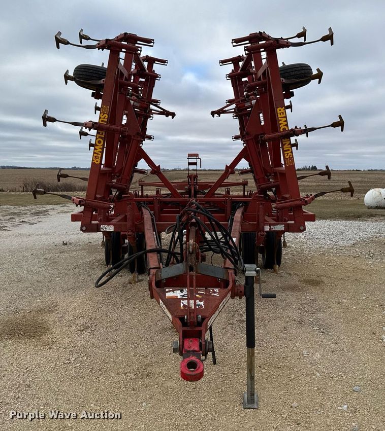 image for item EG7066 Sunflower 5033-24 field cultivator