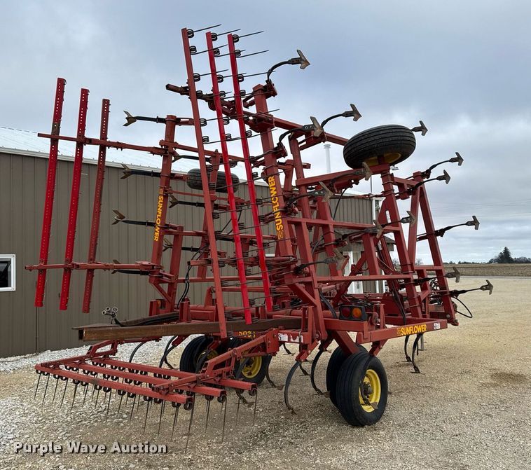 image for item EG7066 Sunflower 5033-24 field cultivator
