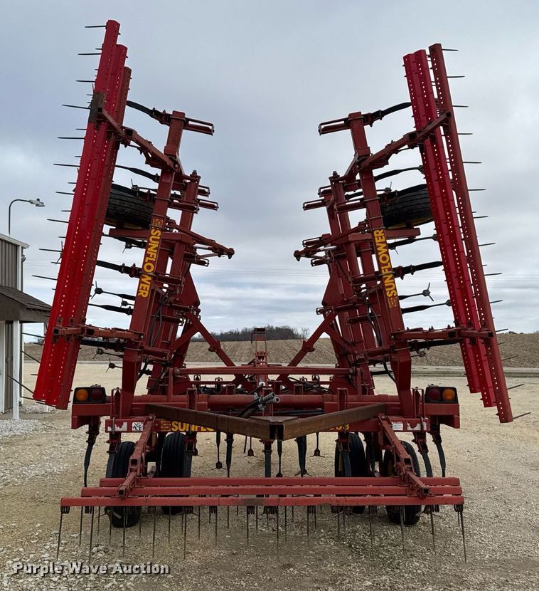 image for item EG7066 Sunflower 5033-24 field cultivator