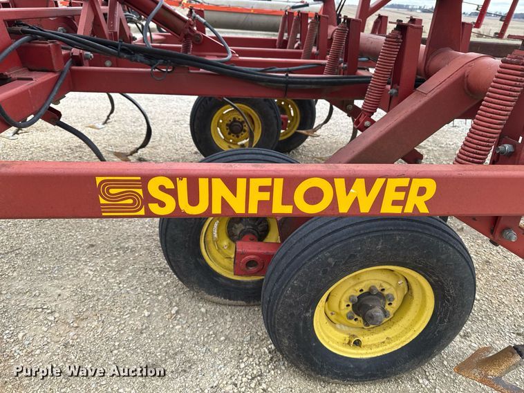 image for item EG7066 Sunflower 5033-24 field cultivator