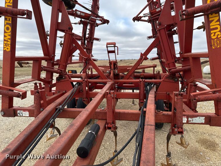 image for item EG7066 Sunflower 5033-24 field cultivator