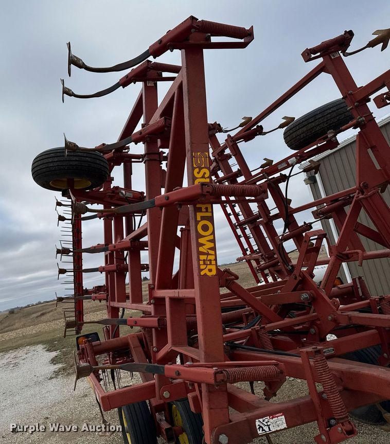 image for item EG7066 Sunflower 5033-24 field cultivator