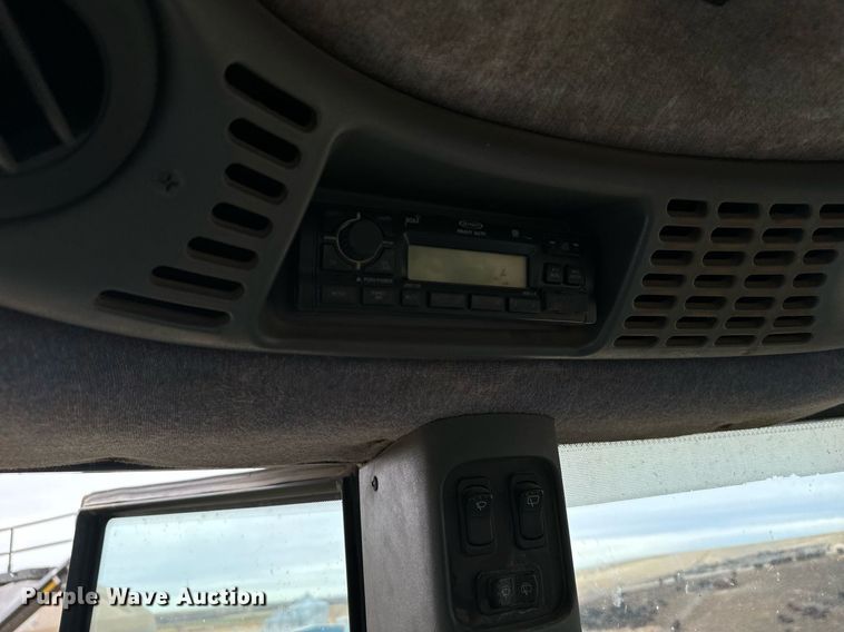 image for item EG9969 2002 New Holland TV140 bi-directional tractor