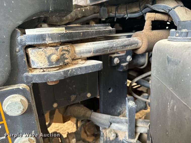 image for item EG9980 2002 New Holland  TV140 bi-directional tractor