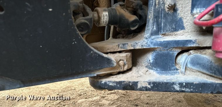 image for item EG9980 2002 New Holland  TV140 bi-directional tractor