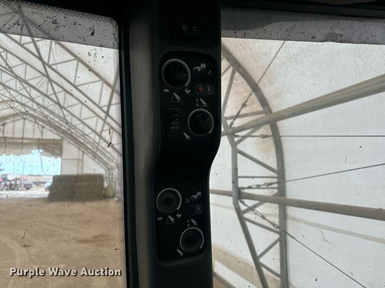 image for item EG9980 2002 New Holland  TV140 bi-directional tractor