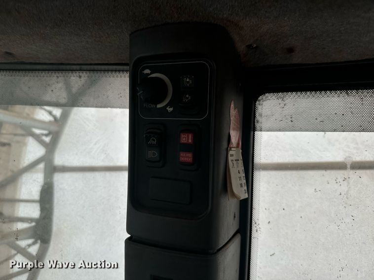 image for item EG9980 2002 New Holland  TV140 bi-directional tractor