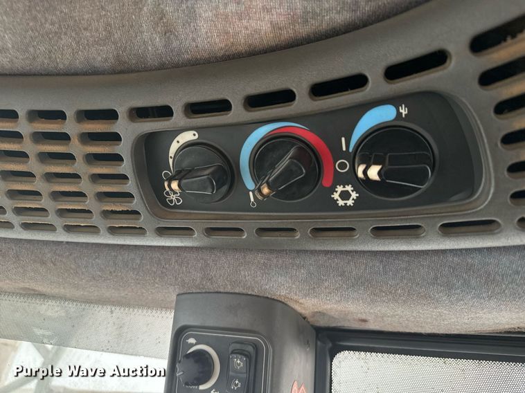 image for item EG9980 2002 New Holland  TV140 bi-directional tractor