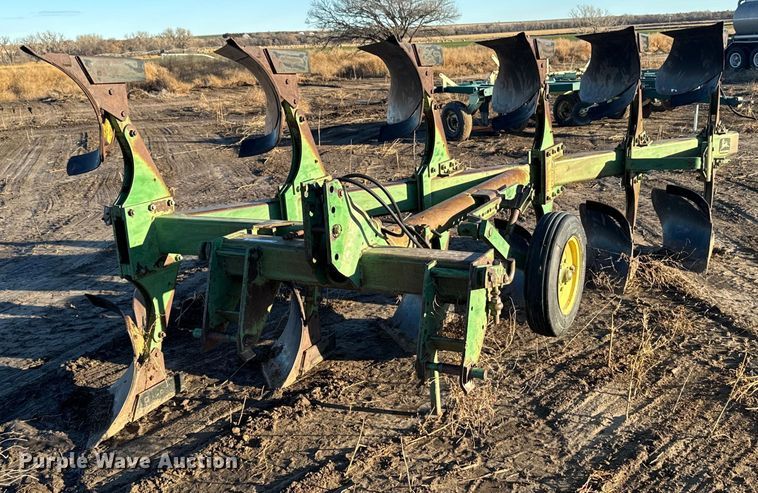 image for item EG9998 John Deere  4600 twelve bottom two-way plow