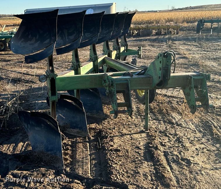 image for item EG9998 John Deere  4600 twelve bottom two-way plow