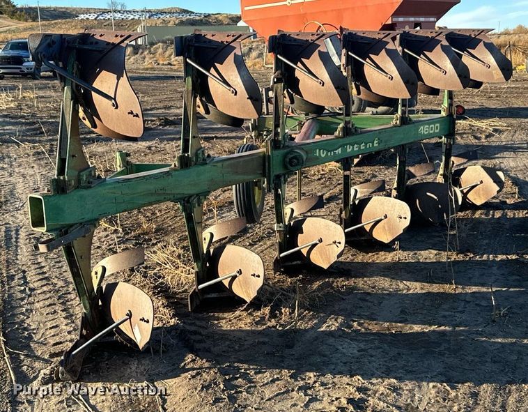 image for item EG9998 John Deere  4600 twelve bottom two-way plow