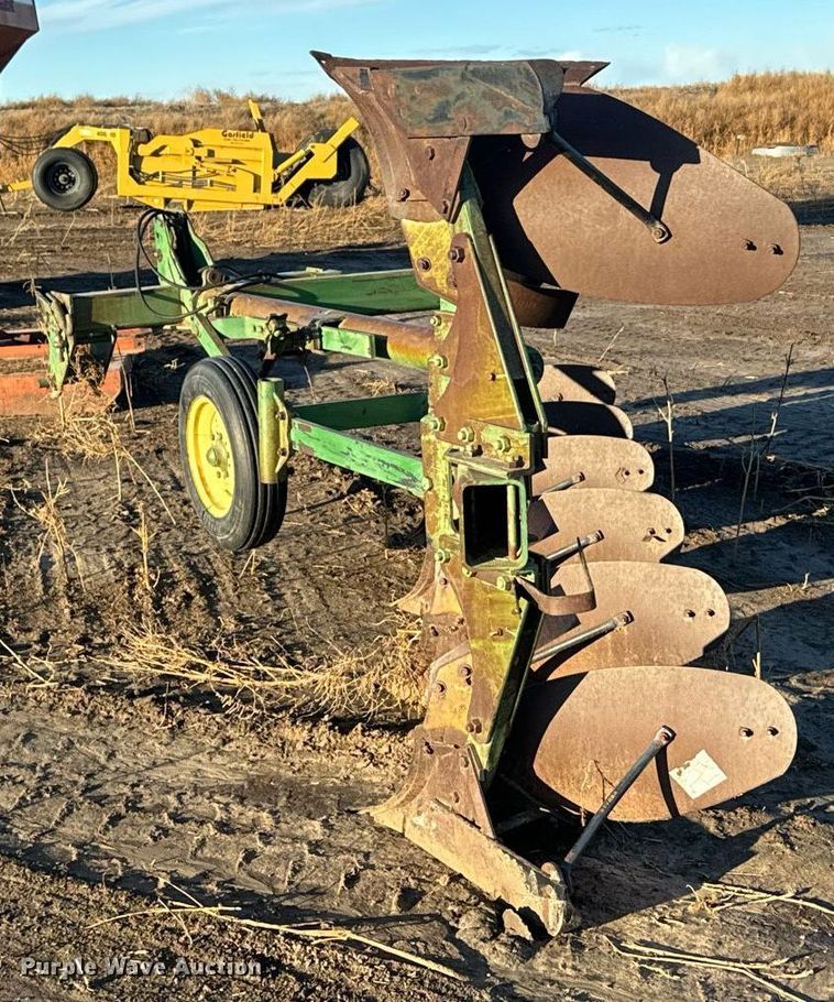 image for item EG9998 John Deere  4600 twelve bottom two-way plow