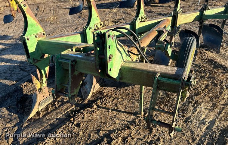 image for item EG9998 John Deere  4600 twelve bottom two-way plow