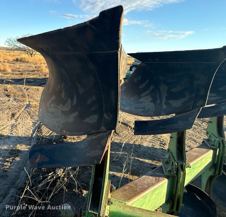 image for item EG9998 John Deere  4600 twelve bottom two-way plow