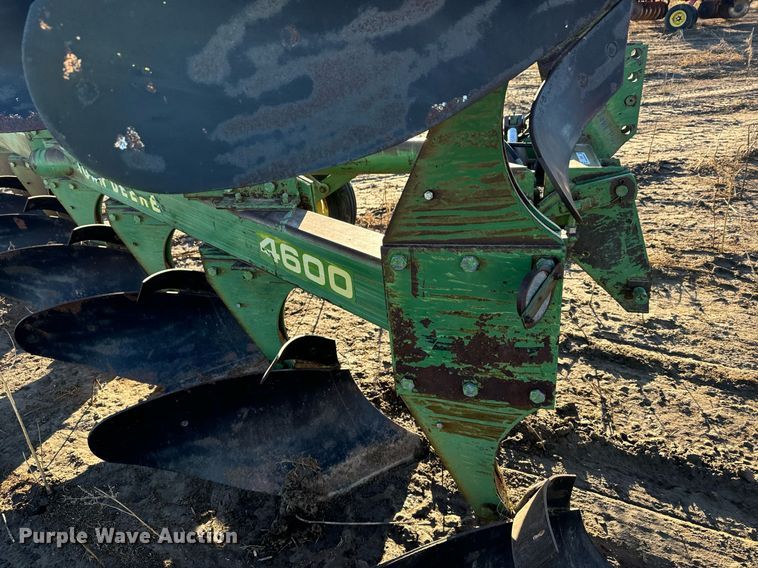 image for item EG9998 John Deere  4600 twelve bottom two-way plow