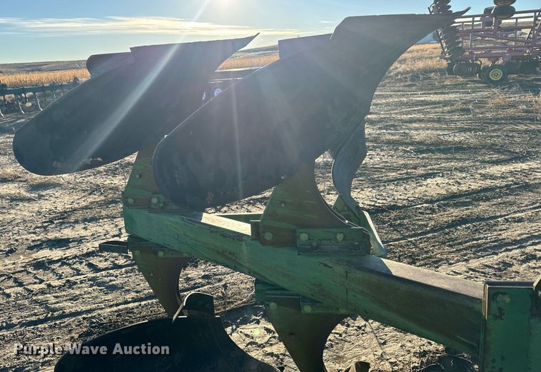 image for item EG9998 John Deere  4600 twelve bottom two-way plow